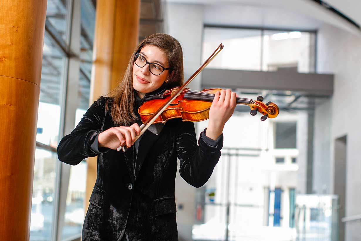 Sofia Grimes '27E photo playing the violin